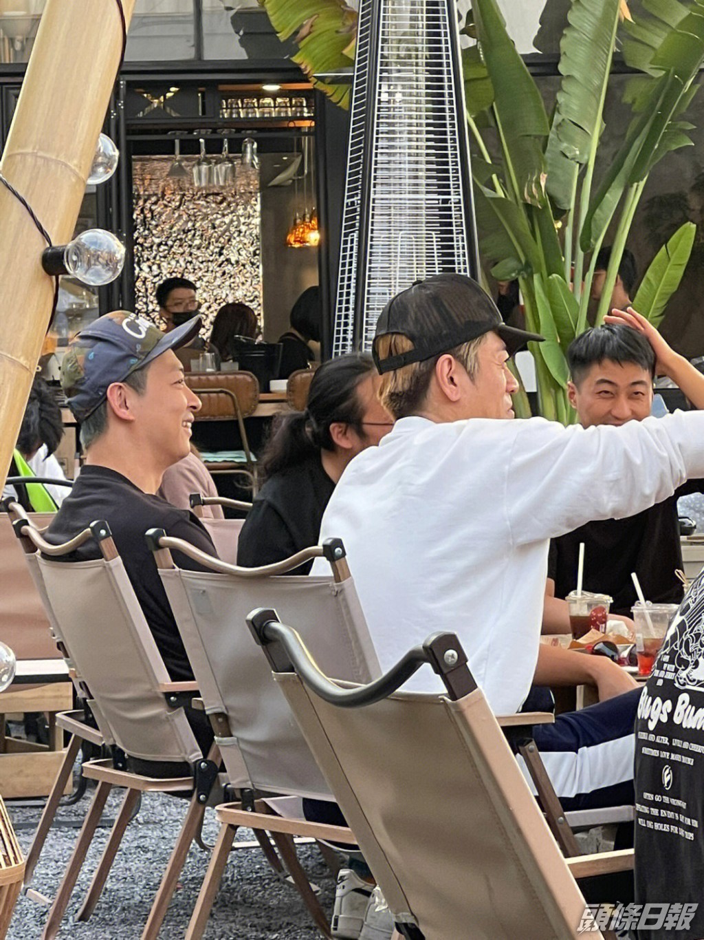 有內地網民巧在咖啡店巧還梁競徽，側面見他臉部似乎比以前漲了不少。